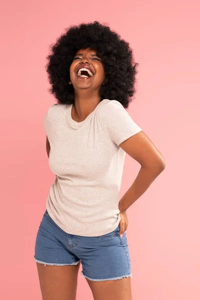 Femme Optimiste Afro Américaine Qui Amuse Sourit Rit Joyeusement Fille — Photo