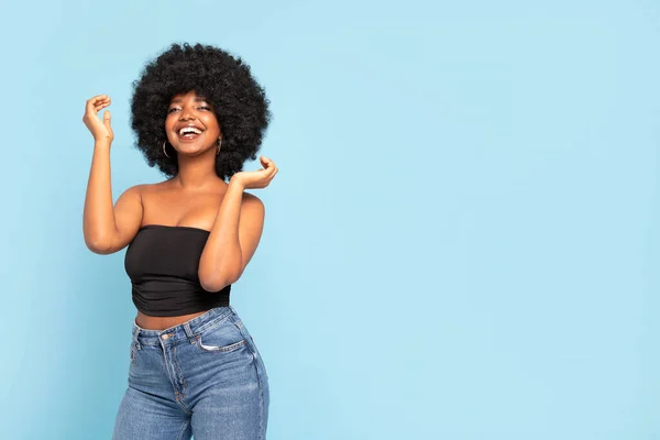 Portrait Jeune Femme Afro Américaine Joyeuse Modèle Haut Noir Jeans — Photo