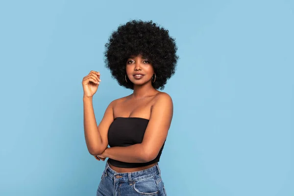 Portrait Jeune Femme Afro Américaine Séduisante Modèle Haut Noir Jeans — Photo