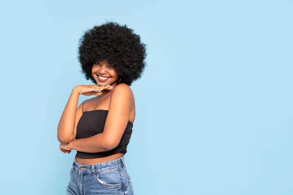 Joyeux Modèle Jeune Femme Afro Américaine Haut Noir Jean Avec — Photo