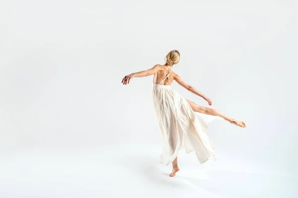 Balletttänzerin Tanzt Maxi Kleid Über Studiohintergrund Rückansicht Kopierraum Volle Länge — Stockfoto