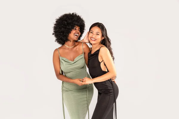 Šťastné Dvě Ženy Pózují Elegantních Společenských Šatech Baví Spolu Usmívají — Stock fotografie