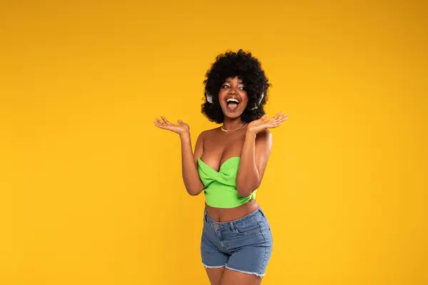 Energická Šťastná Mladá Žena Afro Účesem Smějící Poslouchající Hudbu Bezdrátovými — Stock fotografie