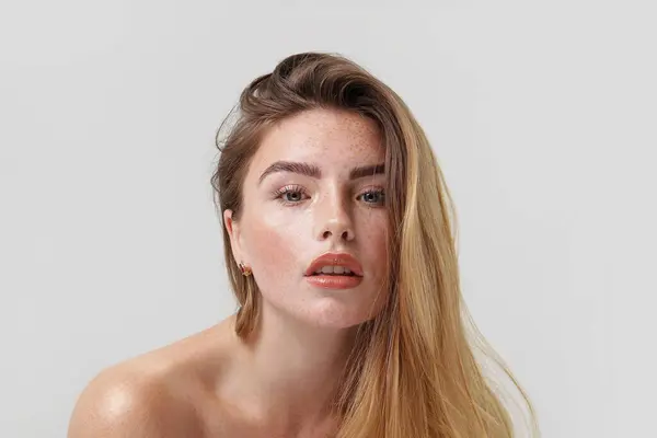 Estúdio Retrato Beleza Jovem Mulher Natural Com Sardas Seu Rosto — Fotografia de Stock