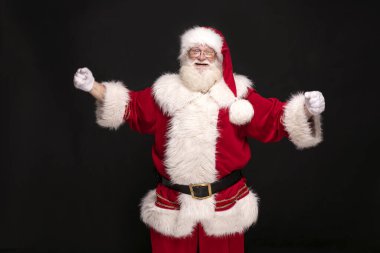 Noel geliyor! Gerçek kahraman - Noel Baba stüdyoda poz veriyor.