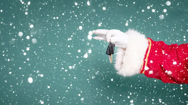 Рука Санта Клауса Держит Ключи Машины Качестве Рождественского Подарка — стоковое фото