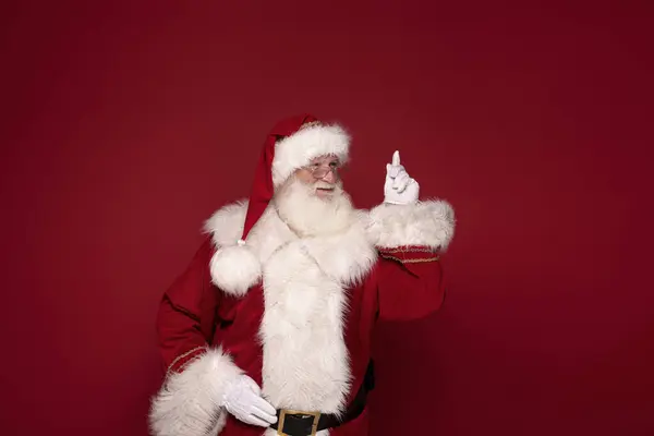 クリスマスが来る 本物のサンタクロースポーズでスタジオ — ストック写真