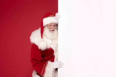 Beyaz tahtası olan mutlu bir Noel Baba portresi. Noel geliyor.!