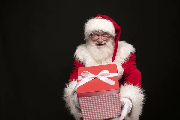 Glad Riktig Jultomte Ler Håller Röd Julklapp — Stockfoto