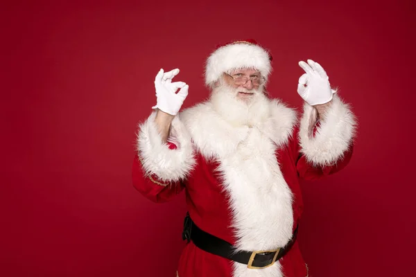 Счастливый Настоящий Санта Клаус Улыбается Позируя Фоне Красной Студии — стоковое фото