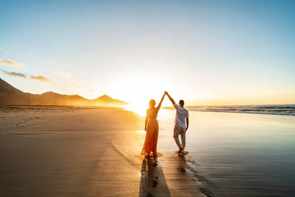 Vakantie Heerlijk Koppel Wandelen Een Geweldig Strand Samen Verliefd Hand — Stockfoto