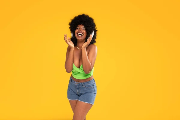 African American Happy Woman Listening Music Wireless Headphones Big Smile — Stock Photo, Image