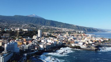 İspanya 'nın Tenerife adasındaki Puerto de la Cruz sahil şeridinin hava manzarası. Seyahat güzergahı. Turistik bir yer