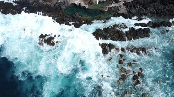 Letecká Fotografie Silného Mocného Oceánu Obrovskými Vlnami Kameny Bouřlivá Voda — Stock fotografie