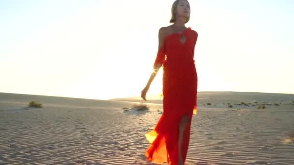 Елегантна Жінка Червоній Модній Сукні Йде Пустелі Під Час Заходу — стокове відео