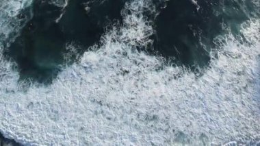 Tenerife adasındaki büyük dalgaların ve kara plajların hava aracı görüntüsü.
