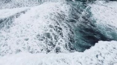 Güçlü okyanus dalgalarının hava aracı görüntüsü. Doğanın inanılmaz gücü. 