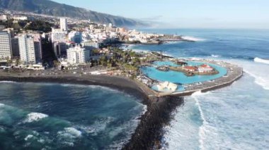 Puerto de la Cruz ve Atlantik Okyanusu, Tenerife, İspanya 'nın insansız hava aracı görüntüsü. Seyahat hedefi.