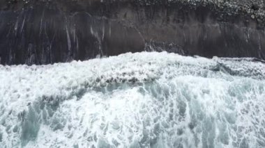 Tenerife adasındaki büyük dalgaların ve kara plajların hava aracı görüntüsü.