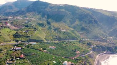 Arka planda Teide volkanı olan inanılmaz sahil manzaralı bir hava aracı. Tenerife, Kanarya Adaları, İspanya. 