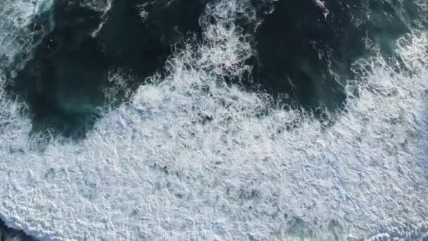 Drohnenbild Von Großen Wellen Und Schwarzem Strand Auf Teneriffa — Stockvideo