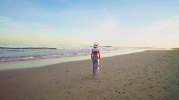Pohled Klidnou Ženu Bílém Letním Klobouku Kráčející Bosá Písčité Pláži — Stock video