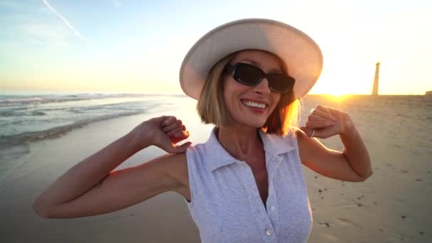 Mulher Feliz Chapéu Verão Sorrindo Para Câmera Durante Caminhada Relaxante — Vídeo de Stock