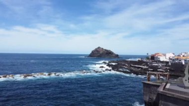 İspanya, Kanarya Adaları, Tenerife 'deki güzel Garachico kasabasının insansız hava aracı manzarası. Seyahat güzergahı. Görmek için turistik bir yer. Kıyı manzarası. 