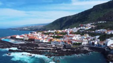 İspanya, Kanarya Adaları, Tenerife 'deki güzel Garachico kasabasının insansız hava aracı manzarası. Seyahat güzergahı. Görmek için turistik bir yer. Kıyı manzarası. 