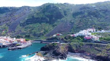 İspanya, Kanarya Adaları, Tenerife 'deki güzel Garachico kasabasının insansız hava aracı manzarası. Seyahat güzergahı. Görmek için turistik bir yer. Kıyı manzarası. 
