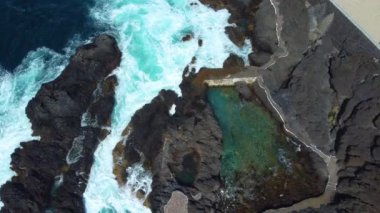 Tenerife adasındaki Garachico kasabasındaki doğal havuzun insansız hava aracı görüntüsü. Seyahat hedefi.