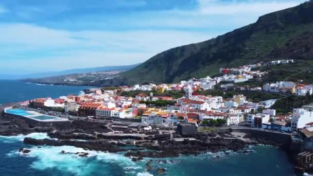 西班牙加那利群岛特内里费美丽的Garachico小镇的无人驾驶飞机图像 旅行目的地 游览的地方 沿海景观 — 图库视频影像