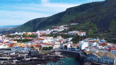İspanya, Kanarya Adaları, Tenerife 'deki güzel Garachico kasabasının insansız hava aracı manzarası. Seyahat güzergahı. Görmek için turistik bir yer. Kıyı manzarası. 
