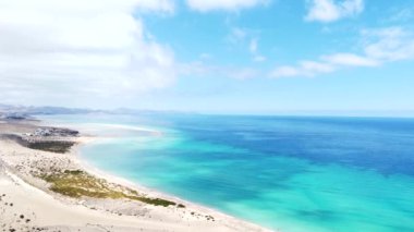 Playa Sotavento 'nun hava aracı görüntüsü, Fuerteventura, Kanarya Adaları, İspanya. Turkuaz kıyısı. Seyahat güzergahı. Yaz titreşimleri.