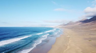 Fuerteventura, Kanarya Adaları, İspanya 'daki harika Cofete plajının insansız hava aracı görüntüsü. Seyahat hedefi. 