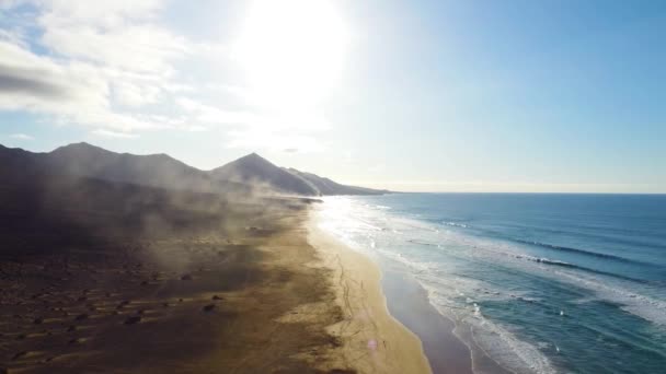 西班牙加那利群岛Fuerteventura Cofete海滩的无人驾驶飞机图像 美丽的日落之光旅行目的地 — 图库视频影像