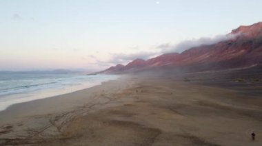 Fuerteventura, Kanarya Adaları, İspanya 'daki Cofete sahilinin insansız hava aracı görüntüsü. Güzel gün batımı ışığı. Seyahat güzergahı. Vahşi doğa.