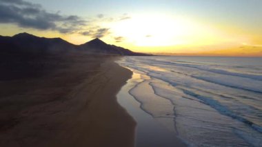 Fuerteventura, Kanarya Adaları, İspanya 'daki Cofete sahilinin insansız hava aracı görüntüsü. Güzel gün batımı ışığı. Seyahat güzergahı. Vahşi doğa.