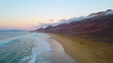 Fuerteventura, Kanarya Adaları, İspanya 'daki Cofete sahilinin insansız hava aracı görüntüsü. Güzel gün batımı ışığı. Seyahat güzergahı. Vahşi doğa.