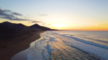 Fuerteventura, Kanarya Adaları, İspanya 'daki Cofete sahilinin insansız hava aracı görüntüsü. Güzel gün batımı ışığı. Seyahat güzergahı. Vahşi doğa.