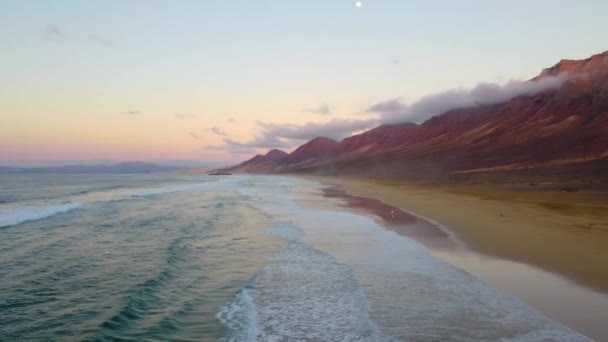 カナリア諸島 スペインのフェルテベントゥラのコファテートビーチの空中ドローンビュー 美しい夕日灯 旅行先について ウィルダネス — ストック動画