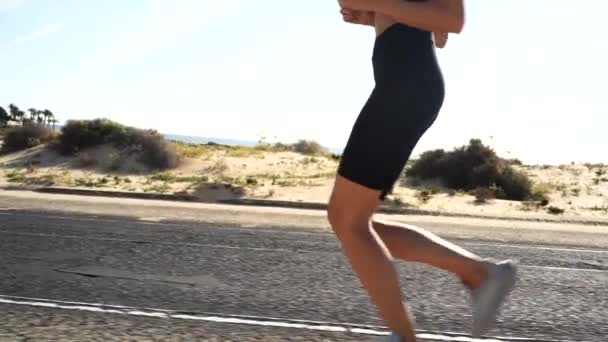 Genç Bir Kadın Sabah Antrenmanı Sırasında Sahil Caddesinde Koşuyor Koşuyor — Stok video