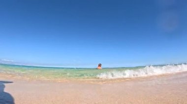 Baba ve oğul sahilde birlikte eğleniyorlar. Güneşli bir yaz günü. Fuerteventura Adası. İspanya.