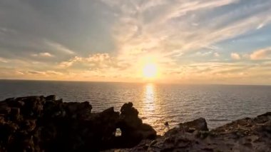 Fuerteventura Adası 'ndaki kumlu sahilde inanılmaz bir gün batımı.. 