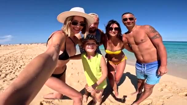 Счастливая Компания Друзей Семья Летних Каникулах Люди Развлекающиеся Пляже — стоковое видео