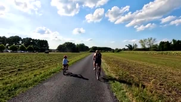 Apa Fia Biciklitúrán Visszanézni Nyár Lengyelországban — Stock videók