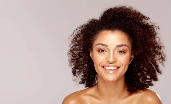 Närbild Skönhet Porträtt Överlycklig Afro Kvinna Skrattar Högt Tittar Kameran — Stockfoto
