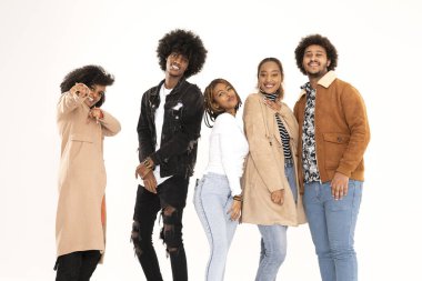 Beyaz stüdyo arka planında gülümseyen ve kameraya bakan mutlu Afro-Amerikan arkadaş grubu. Şık giyinmiş genç erkek ve kadınlar.. 