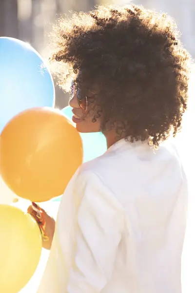 Sorrindo Afro Mulher Desfrutando Dia Ensolarado Livre Segurando Balões Coloridos — Fotografia de Stock