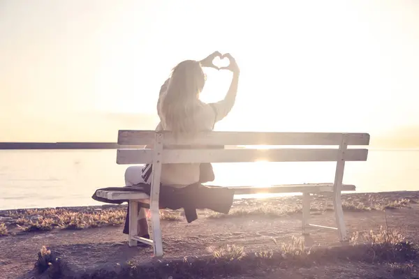 Женщина Смотрит Удивительный Восход Солнца Показывая Символ Сердца Вид Сзади — стоковое фото